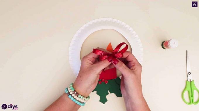 Couronne d'assiette en papier avec un arc de bougie