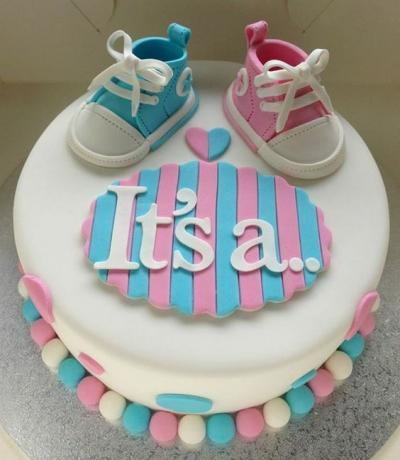 Бебешка обувка пол разкрива торта