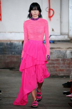 módní trendy jaro léto 2019: fluororůžová sukně a top od House of Holland