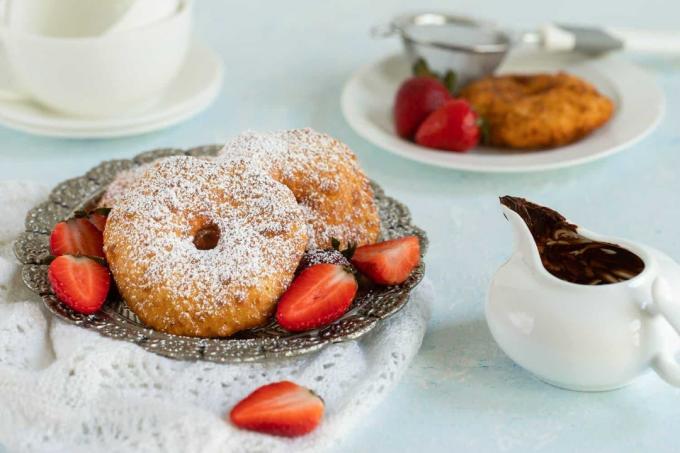 Gesuikerd bakbrood met aardbeien en chocolademotregen