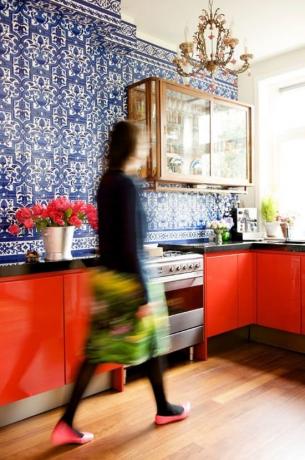 Modré vzorované steny, červená kuchyňa