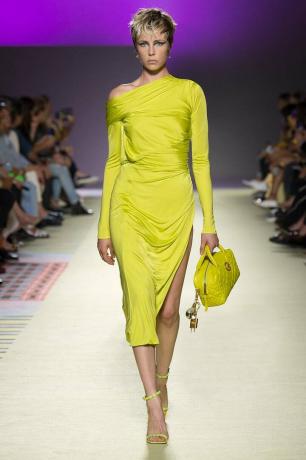 Modni trendovi proljeće ljeto 2019: neon žuta haljina iz Versacea
