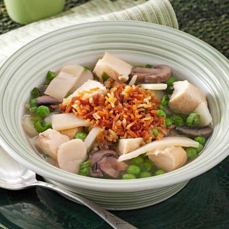 Škvrnitá ryžová polievka s kuracím mäsom, šampiňónmi, bambusovými výhonkami, vodnými gaštanmi a hráškom