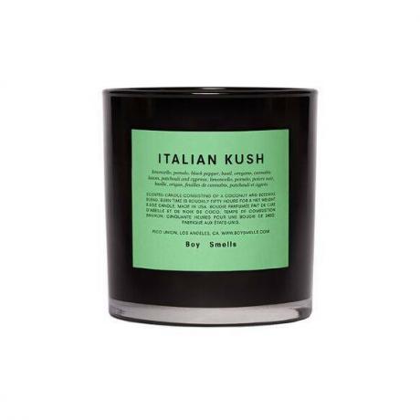 Ragazzo annusa una candela Kush italiana