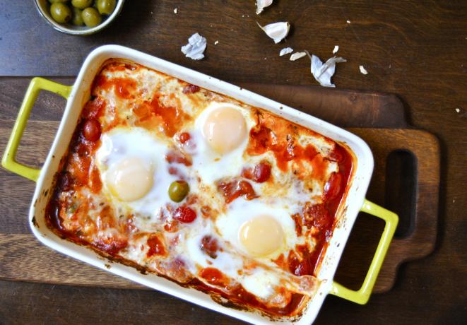 Gebackener Feta mit Oliven, Tomaten und Eiern
