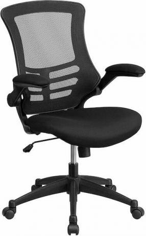 Kancelářská židle s otočným ergonomickým pracovním stolem se středním opěradlem a černou síťovinou s vyklápěcími pažemi