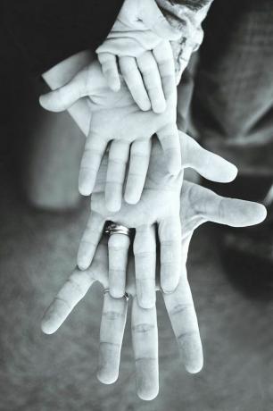 Černobílé rodinné focení - naše ruce
