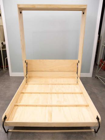 Jednoduchá dřevěná murphy postel