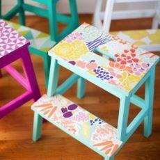 Krāsaini rakstaini soļu krēsli