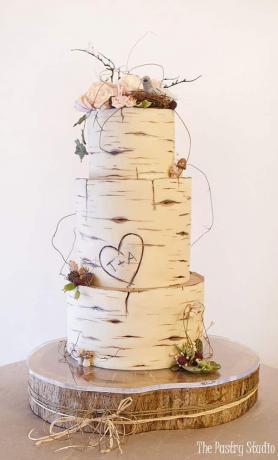 Сватбена торта от брезова дървесина