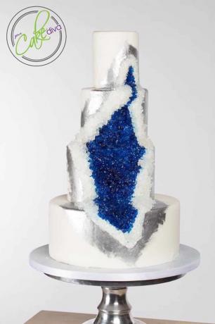 Grande géode argentée et bleue dans un gâteau