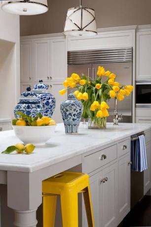 Gele accenten in een witte keuken
