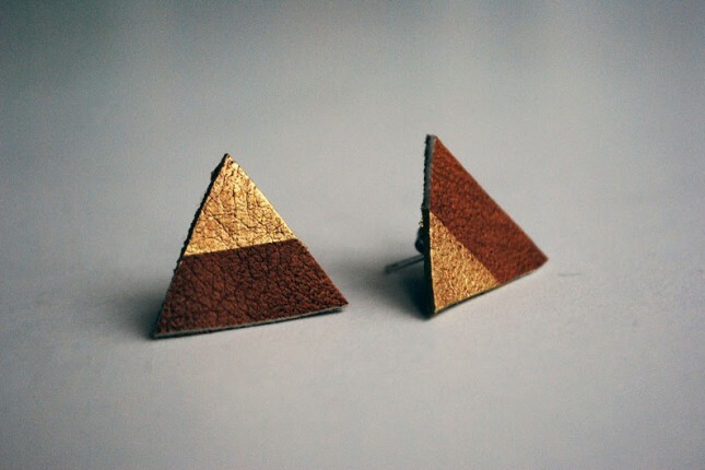Skórzane kolczyki w kształcie trójkąta