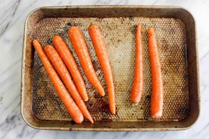 भुना हुआ गाजर हमस ओवन को पहले से गरम कर लें