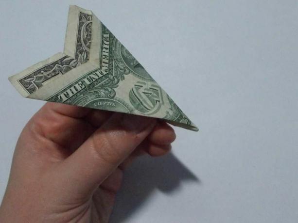 peníze origami letadlo