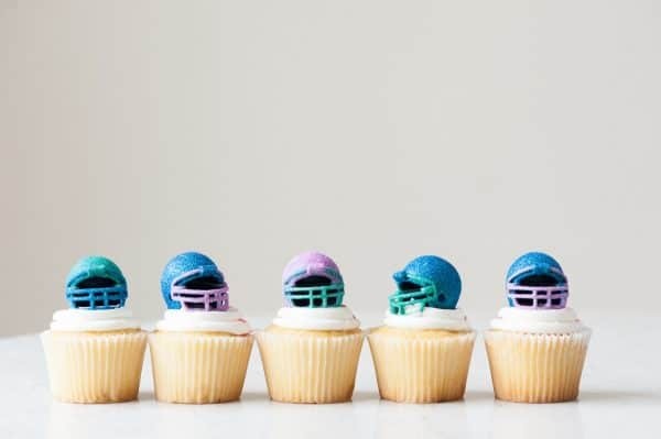 Cupcakes helm sepak bola glitter yang bisa dimakan