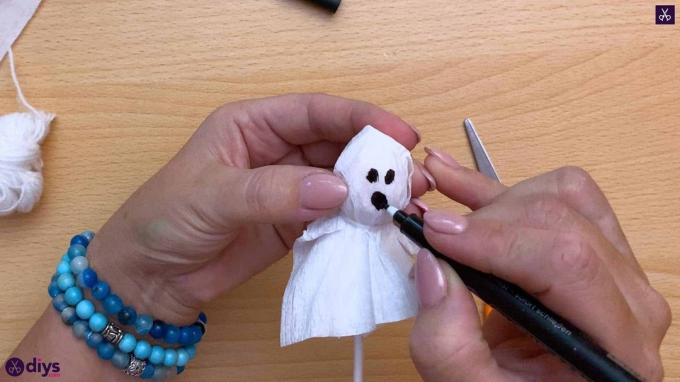 Hoe maak je een lolly-spook voor halloween diy voeg een merkteken toe