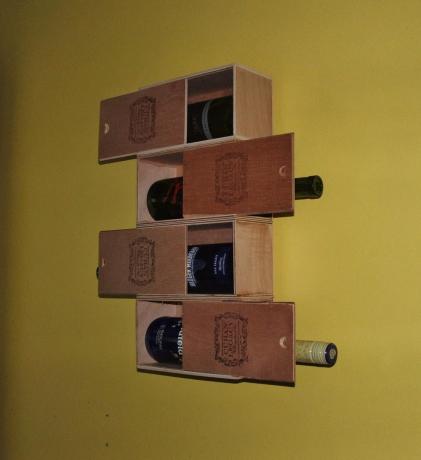 Porta-vinhos com caixa de charutos empilhada