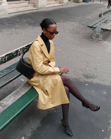 Kabátové trendy 2022: @sylviemus_ nosí dlouhý žlutý kožený kabát