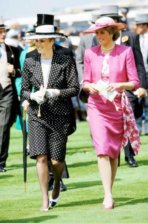 Prinzessin Diana rennt Outfits: rosa Rockanzug und Strohhut