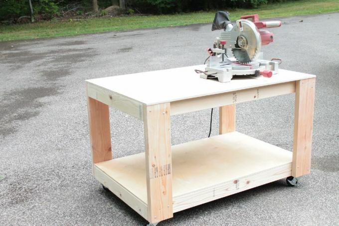 Lesena delovna miza z žago na vrhu