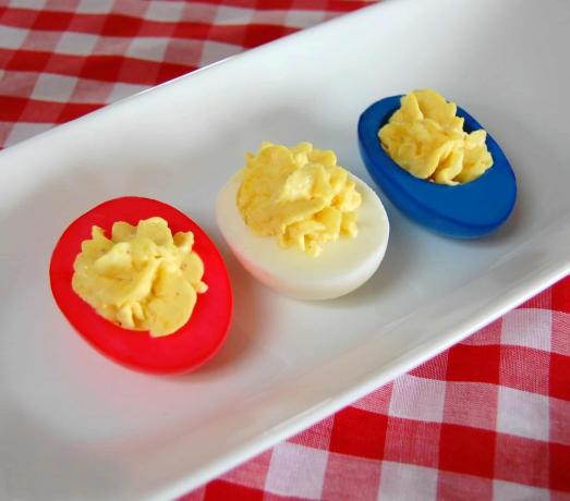 Czerwone, białe, niebieskie jajka nadziewane