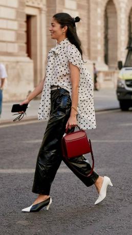 Nejlepší trendy londýnského módního týdne 2019 Street Style: Caroline Issa v puntíku s koženými kalhotami a pálenou červenou koženou taškou