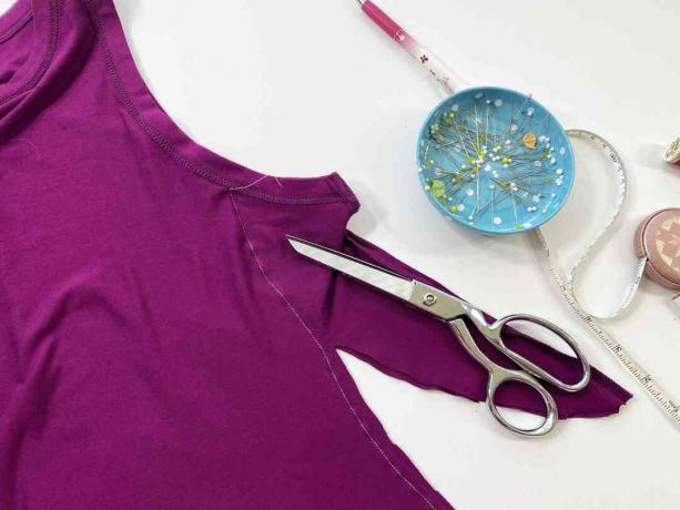 Couper le surplus de couture d'une robe, des ciseaux et des épingles à coudre