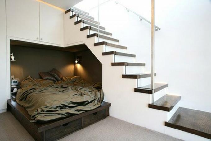 Дизайн кровати под лестницей