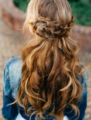 Des tresses ondulent de longs cheveux de mariage