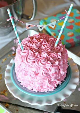 Vanilla smash cake with pink rosettes opskrift