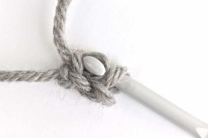 Tirez le fil à travers une boucle sur le crochet