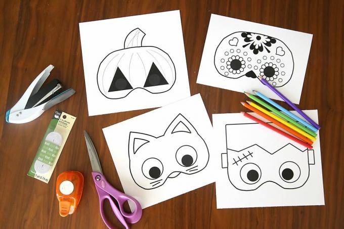 Máscaras de Halloween para impressão sobre uma mesa