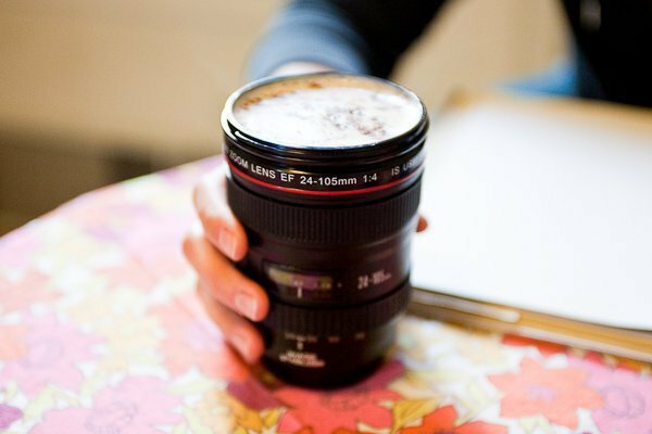 Tasse à café avec objectif d'appareil photo