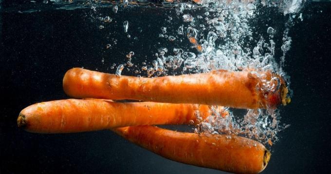 Karotten im Wasser