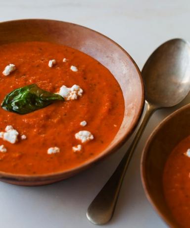 Кремообразна супа от домати и печен босилек