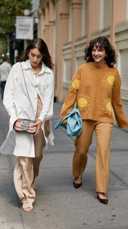 Niujorko mados savaitės gatvės stiliaus tendencijos 2019 m.: Alyssa Coscarelli Mansur Gavriel Sun Print megztinis