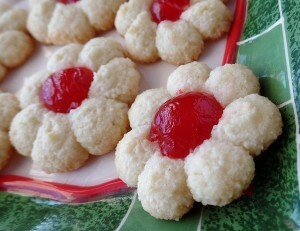 Mandel cherry spritz cookies
