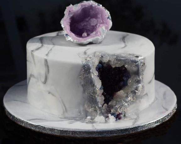 Kue geode amethyst dengan topper yang cantik