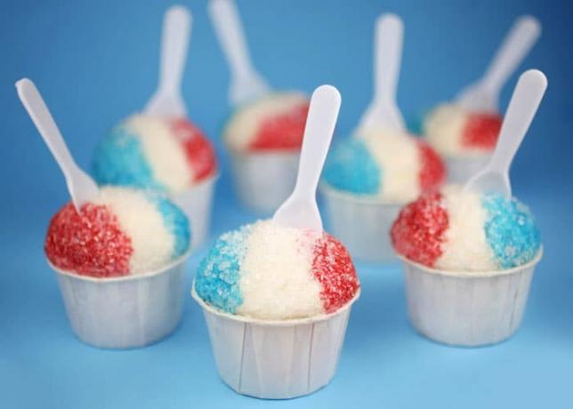 Rode, witte en blauwe faux sneeuwkegel cupcakes