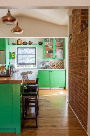Vihreä ja tiilinen keittiö