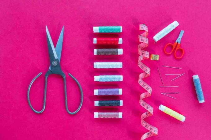 Close-up de ferramentas de trabalho em fundo rosa