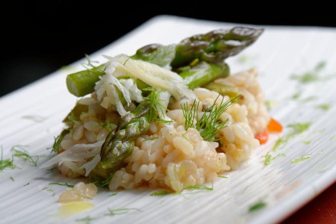 Szafranowe risotto z wiosennymi warzywami
