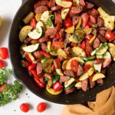 Zucchinipfanne mit geräucherter Wurst