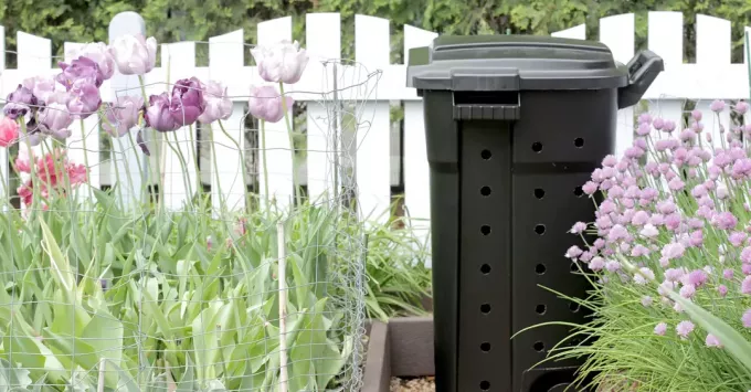Enkel DIY kompostbehållare från en papperskorg