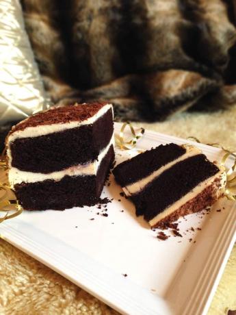Kue lapis coklat semimanis dengan isian krim vanilla