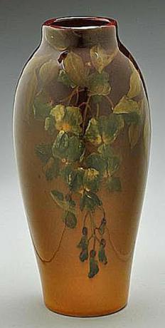 Rookwoodova vaza z glicinijo, ki jo je okrasila Irene Bishop leta 1911