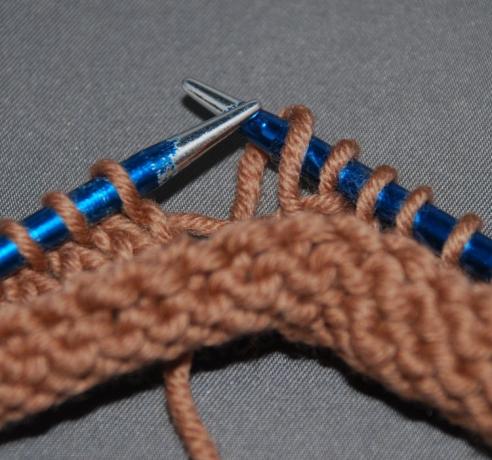Un fir între un cârlig și o cusătură tricotată