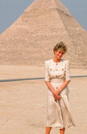 Ρούχα διακοπών της πριγκίπισσας Νταϊάνα: με σακάκι σακάκι και φούστα στο Κάιρο