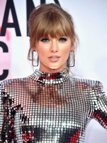 Peinados con flecos completos: Taylor Swift
